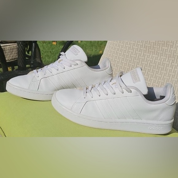 White Adidas sneakers used and in good condition. Offers accepted! - Picture 3 of 5
